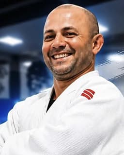 Professor Ederson de kimono branco