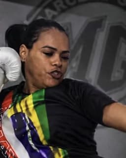 Professora Jô treinando Muay Thai