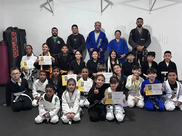 Turma infantil com os certificados de graduação